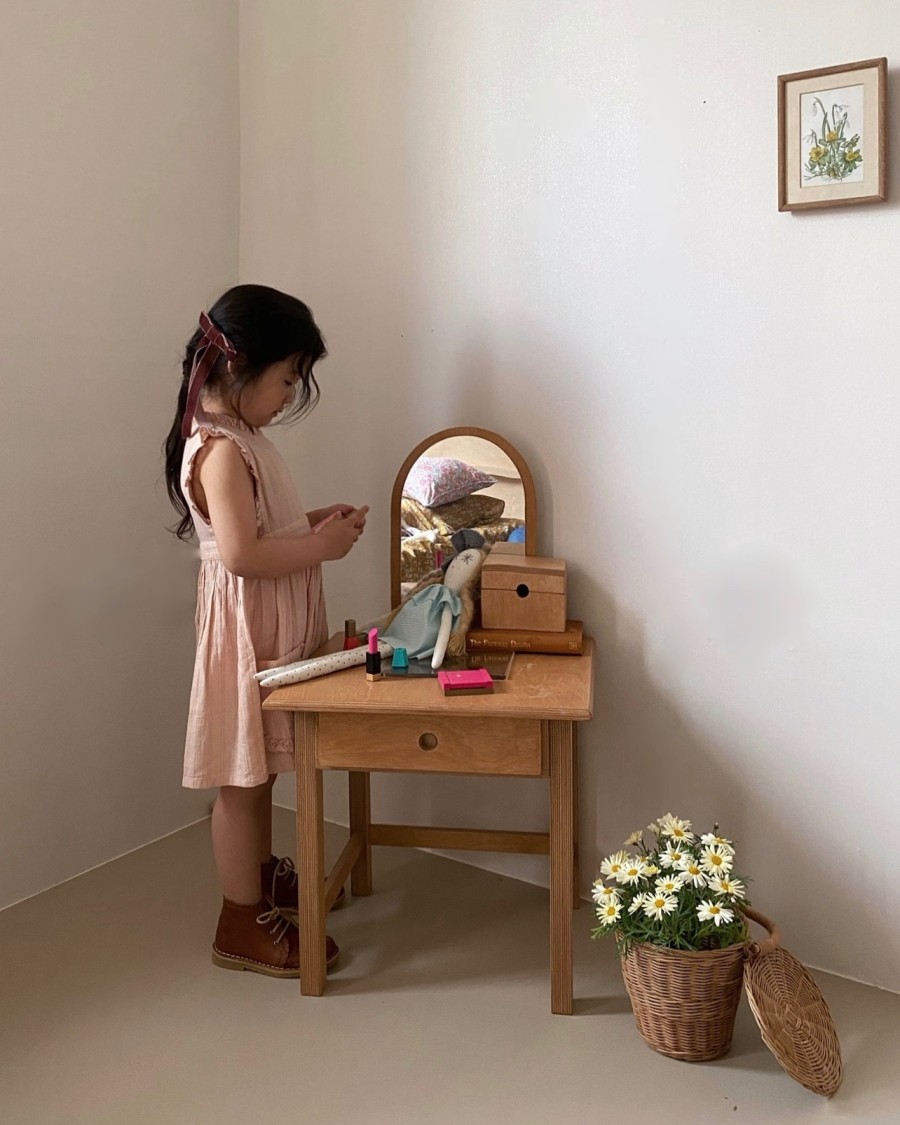Dressing table play