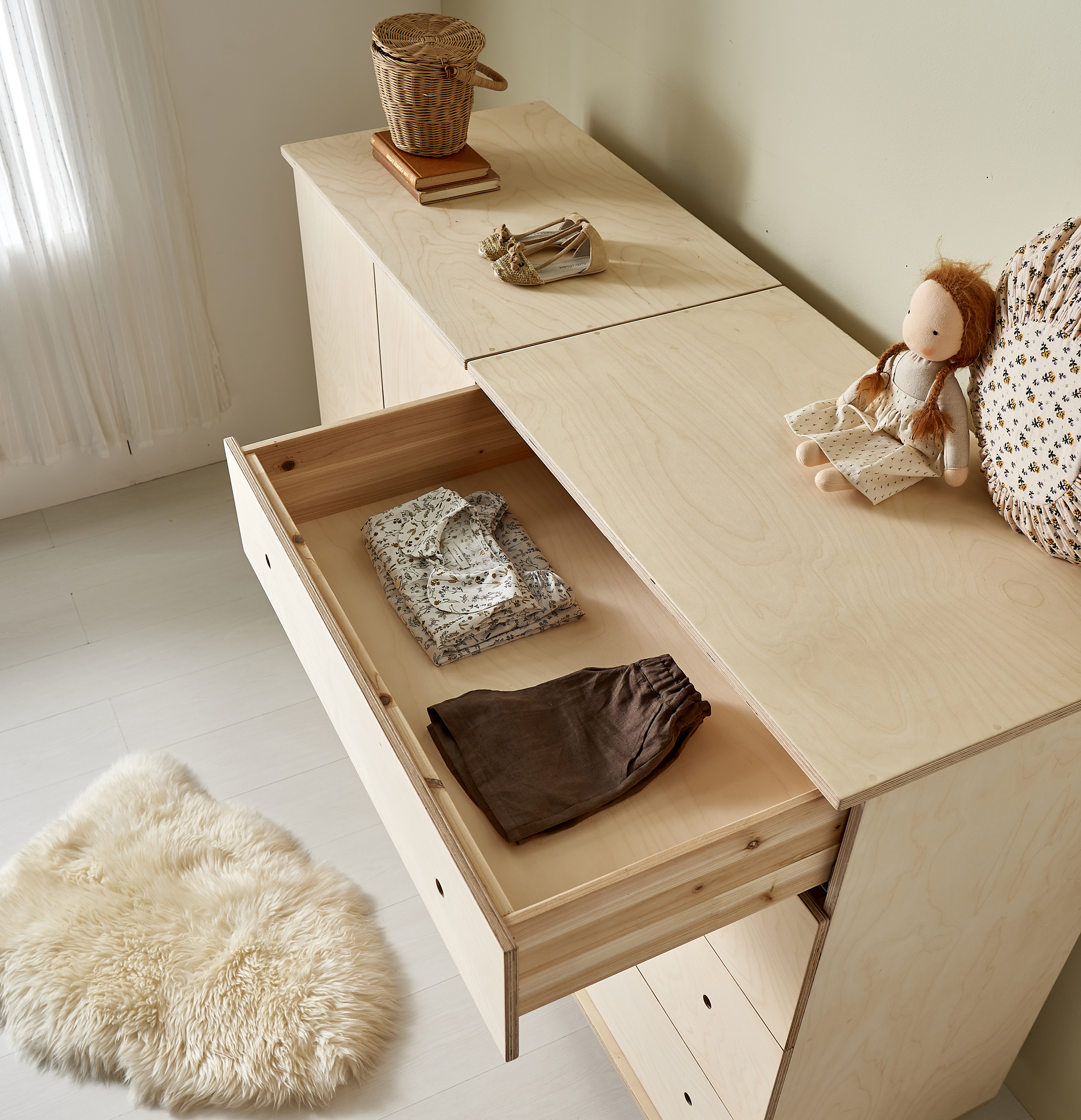 a chest of drawers_wood