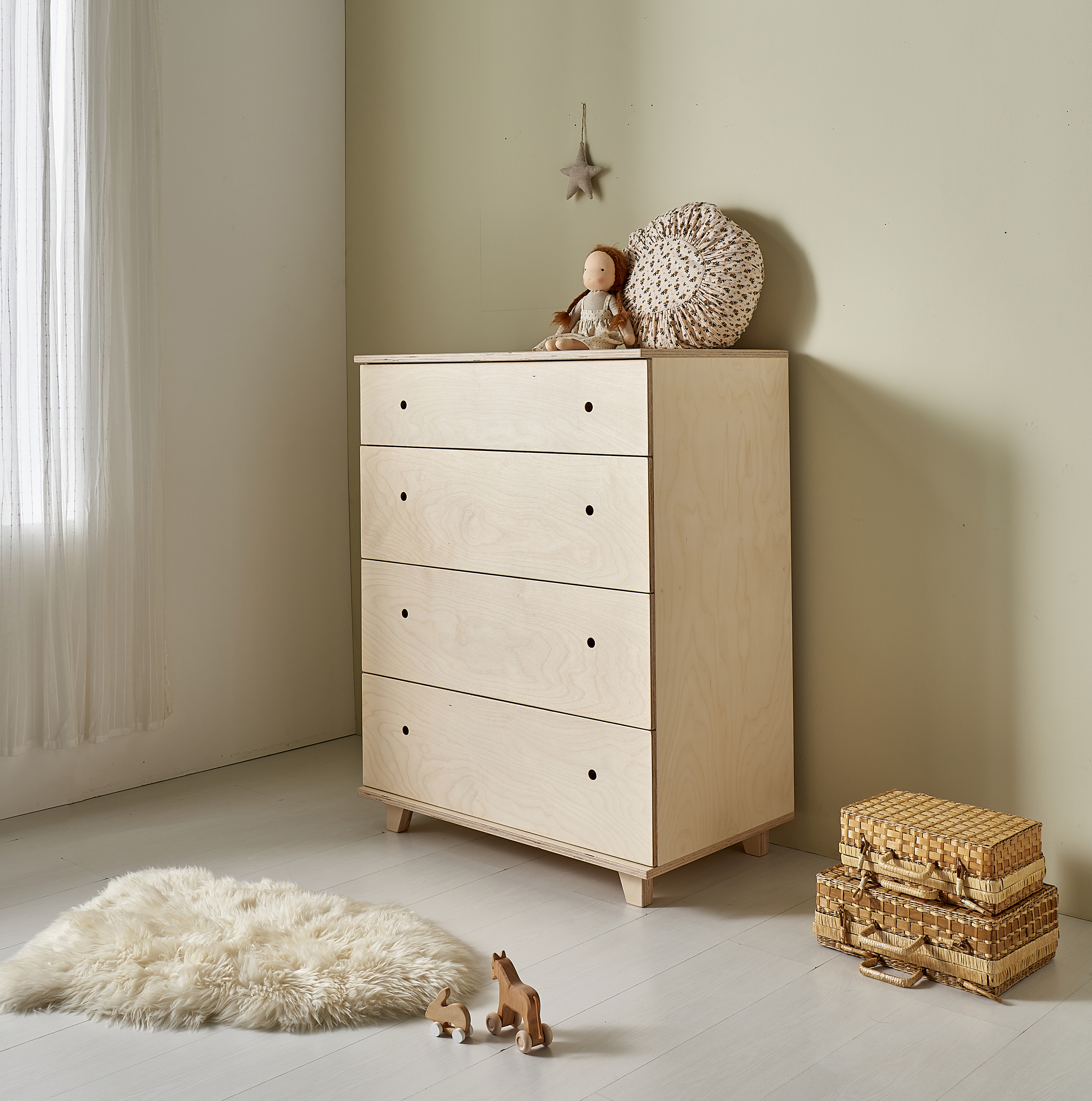 a chest of drawers_wood